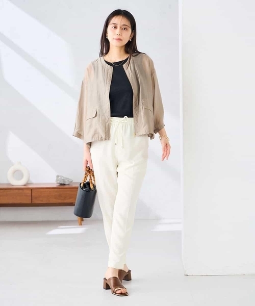 a.v.v(アーヴェヴェ)の「ノーカラーシアーブルゾン(ノーカラージャケット・レディース・カーキ/ベージュ・39)」の3枚目の写真