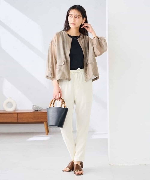 a.v.v(アーヴェヴェ)の「ノーカラーシアーブルゾン(ノーカラージャケット・レディース・カーキ/ベージュ・39)」の4枚目の写真