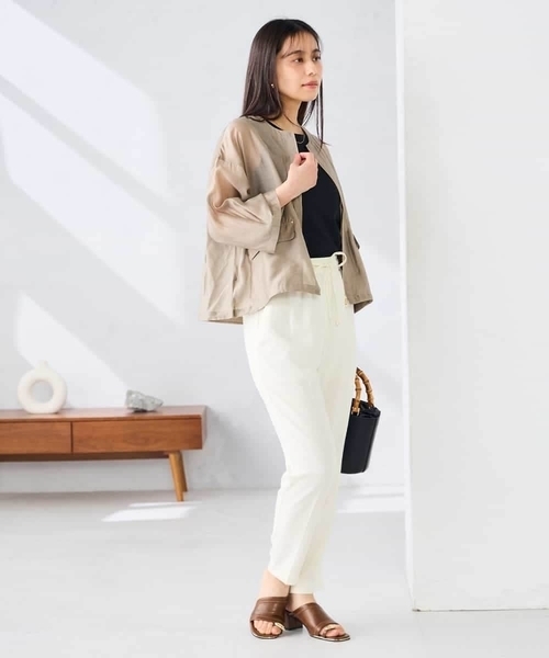 a.v.v(アーヴェヴェ)の「ノーカラーシアーブルゾン(ノーカラージャケット・レディース・カーキ/ベージュ・39)」の6枚目の写真