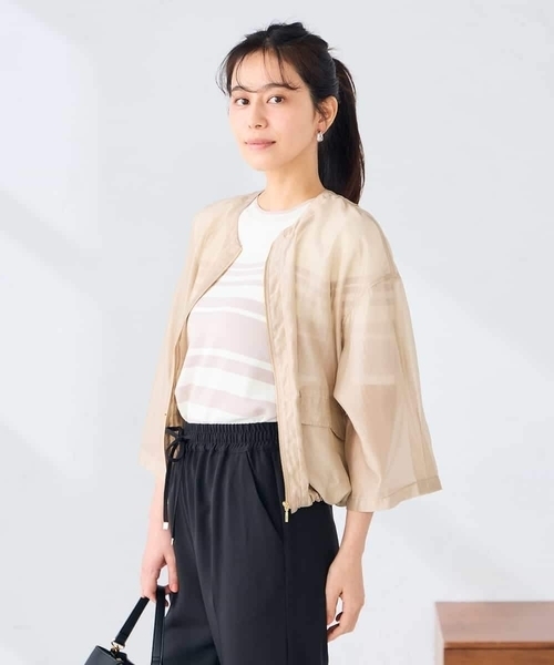 a.v.v(アーヴェヴェ)の「ノーカラーシアーブルゾン(ノーカラージャケット・レディース・カーキ/ベージュ・39)」の9枚目の写真