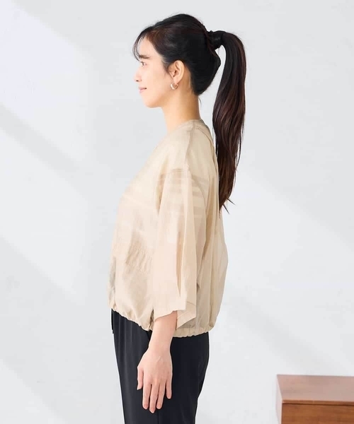 a.v.v(アーヴェヴェ)の「ノーカラーシアーブルゾン(ノーカラージャケット・レディース・カーキ/ベージュ・39)」の16枚目の写真