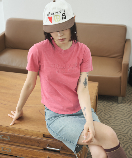 UNKNOWN PLANET(アンノウンプラネット)の「アーカイブウォッシュドエンブレムクロップTシャツ4カラー(Tシャツ/カットソー・レディース・オリーブ/ライトピンク/レッド/チャコール・MEDIUM/SMALL)」の16枚目の写真