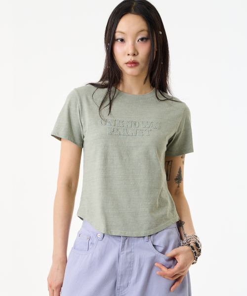 UNKNOWN PLANET(アンノウンプラネット)の「アーカイブウォッシュドエンブレムクロップTシャツ4カラー(Tシャツ/カットソー・レディース・オリーブ/ライトピンク/レッド/チャコール・MEDIUM/SMALL)」の22枚目の写真