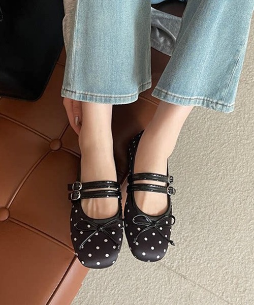 shoes365(シューズスリーシックスファイヴ)の「SHOES 365ドット柄 ダブルストラップ メリージェーン フラット バレエ リボン パンプス(バレエシューズ・レディース・ホワイト/ブラック・23.0cm/23.5cm/24.0cm/24.5cm)」の1枚目の写真
