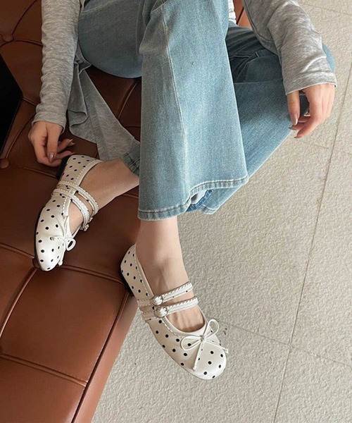 shoes365(シューズスリーシックスファイヴ)の「SHOES 365ドット柄 ダブルストラップ メリージェーン フラット バレエ リボン パンプス(バレエシューズ・レディース・ホワイト/ブラック・23.0cm/23.5cm/24.0cm/24.5cm)」の5枚目の写真