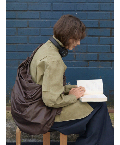 ACOC(アコック)の「Glossy Large Tangle Twist Bag_Brown(ショルダーバッグ・レディース・その他・FREE)」の2枚目の写真