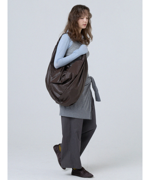ACOC(アコック)の「Glossy Large Tangle Twist Bag_Brown(ショルダーバッグ・レディース・その他・FREE)」の4枚目の写真