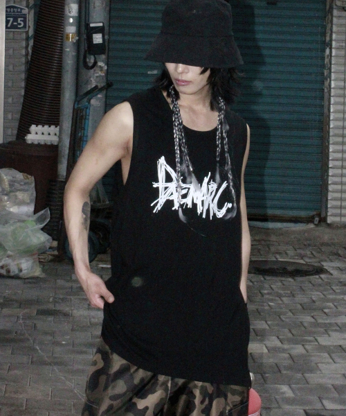 DEMARC(ドゥマーク)の「M rough text-logo boxy sleeveless - Black(Tシャツ/カットソー・メンズ・その他・MEDIUM/LARGE)」の3枚目の写真