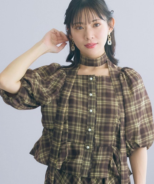 marun(マルン)の「<大きいサイズ>【nanaeさんコラボ】チェック柄ペプラムショートブラウス marun(シャツ/ブラウス・レディース・ブラウン/ネイビー・L/5L/4L/3L/LL)」の2枚目の写真