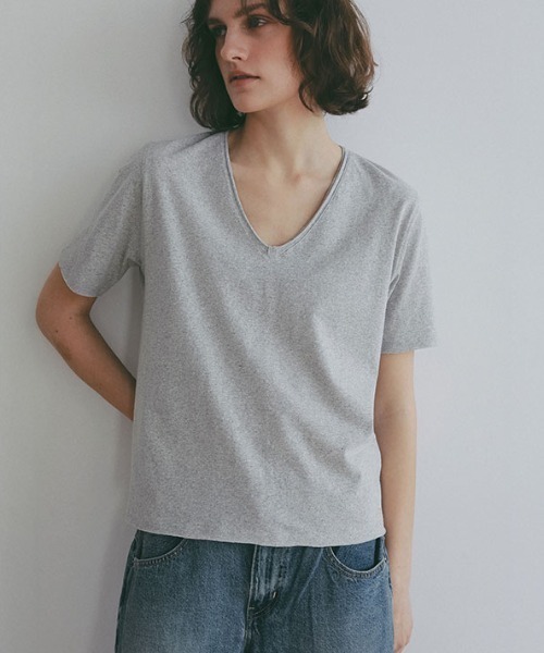 ETRE TOKYO(エトレトウキョウ)の「VネックミニマルTee(Tシャツ/カットソー・レディース・ブラック/ホワイト/グレー・FREE)」の14枚目の写真