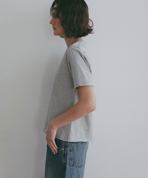 ETRE TOKYO(エトレトウキョウ)の「VネックミニマルTee(Tシャツ/カットソー・レディース・ブラック/ホワイト/グレー・FREE)」の18枚目の写真