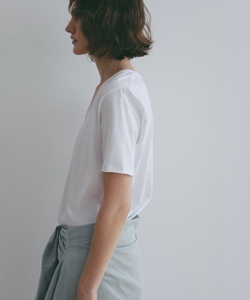 ETRE TOKYO(エトレトウキョウ)の「VネックミニマルTee(Tシャツ/カットソー・レディース・ブラック/ホワイト/グレー・FREE)」の7枚目の写真