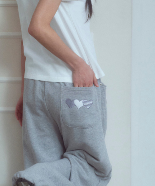 ROGIN N ROSIE(ロギンエンロージー)の「Heart logo Back Point Curved Sweat Pants Gray(その他パンツ・レディース・その他・SMALL/MEDIUM)」の3枚目の写真