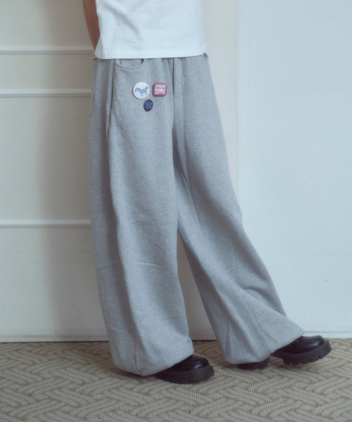 ROGIN N ROSIE(ロギンエンロージー)の「Heart logo Back Point Curved Sweat Pants Gray(その他パンツ・レディース・その他・SMALL/MEDIUM)」の4枚目の写真
