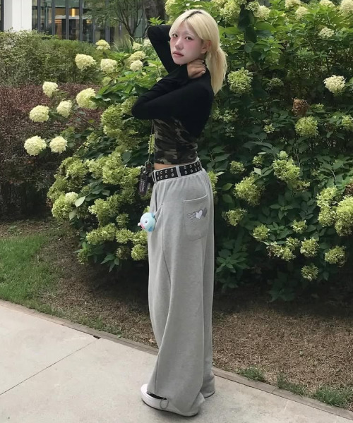 ROGIN N ROSIE(ロギンエンロージー)の「Heart logo Back Point Curved Sweat Pants Gray(その他パンツ・レディース・その他・SMALL/MEDIUM)」の5枚目の写真