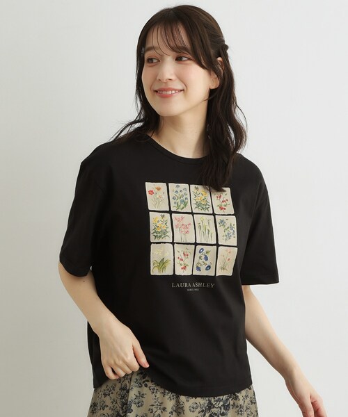 LAURA ASHLEY(ローラアシュレイ)の「【接触冷感/吸水速乾性/抗菌防臭】パーショア ポストカーズ柄Tシャツ(Tシャツ/カットソー・レディース・ライトグレー系9/ブラック/オフホワイト・38/40)」の2枚目の写真