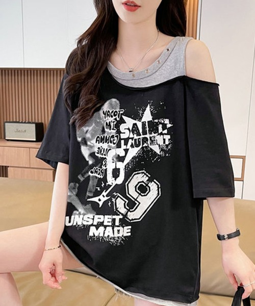 Girly Doll(ガーリードール)の「レイヤード風オフショルフロントプリントTシャツ(その他トップス・レディース・ホワイト/ブラック・M/L)」の2枚目の写真