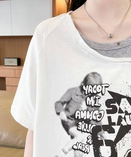 Girly Doll(ガーリードール)の「レイヤード風オフショルフロントプリントTシャツ(その他トップス・レディース・ホワイト/ブラック・M/L)」の12枚目の写真