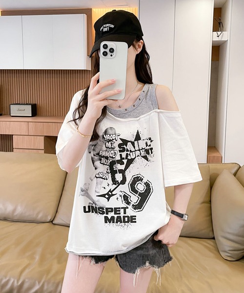 Girly Doll(ガーリードール)の「レイヤード風オフショルフロントプリントTシャツ(その他トップス・レディース・ホワイト/ブラック・M/L)」の4枚目の写真