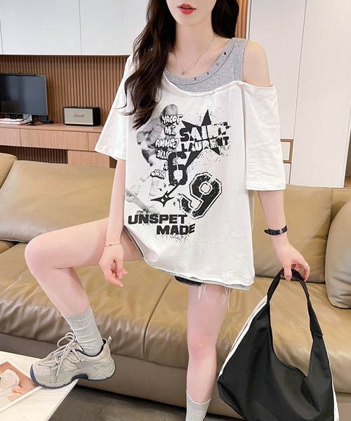 Girly Doll(ガーリードール)の「レイヤード風オフショルフロントプリントTシャツ(その他トップス・レディース・ホワイト/ブラック・M/L)」の5枚目の写真
