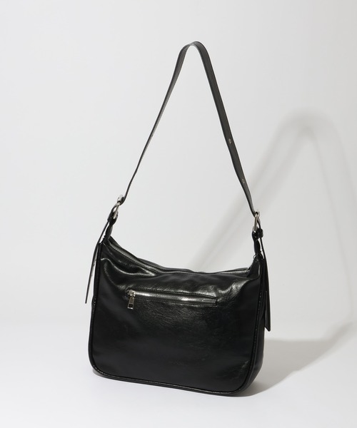 MUCENT（ムセント）の「【MUCENT/ムセント】MONIC METAL LOGO FRONT BELTED LEATHER SHOULDER BAG UNISEX/モニック メタルロゴ フロント ベルテッド レザー ショルダーバッグ ユニセックス（ショルダーバッグ・レディース・ブラック・FREE）」の4枚目の写真