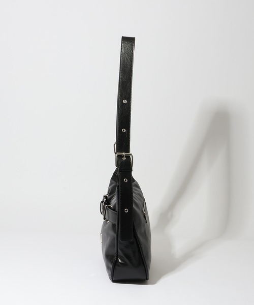 MUCENT（ムセント）の「【MUCENT/ムセント】MONIC METAL LOGO FRONT BELTED LEATHER SHOULDER BAG UNISEX/モニック メタルロゴ フロント ベルテッド レザー ショルダーバッグ ユニセックス（ショルダーバッグ・レディース・ブラック・FREE）」の5枚目の写真