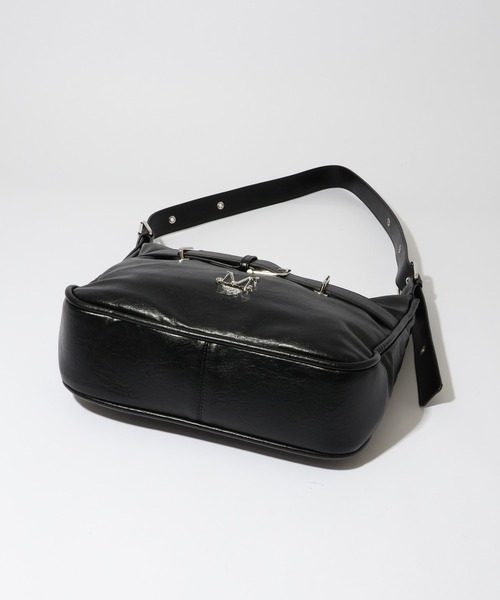 MUCENT（ムセント）の「【MUCENT/ムセント】MONIC METAL LOGO FRONT BELTED LEATHER SHOULDER BAG UNISEX/モニック メタルロゴ フロント ベルテッド レザー ショルダーバッグ ユニセックス（ショルダーバッグ・レディース・ブラック・FREE）」の7枚目の写真