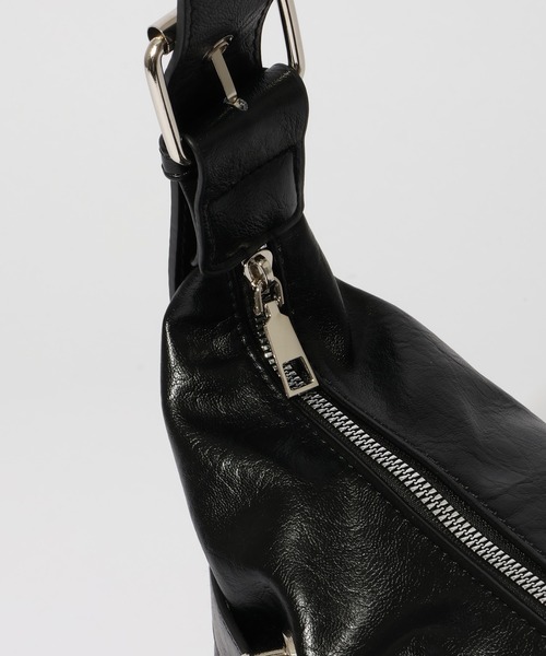 MUCENT（ムセント）の「【MUCENT/ムセント】MONIC METAL LOGO FRONT BELTED LEATHER SHOULDER BAG UNISEX/モニック メタルロゴ フロント ベルテッド レザー ショルダーバッグ ユニセックス（ショルダーバッグ・レディース・ブラック・FREE）」の9枚目の写真
