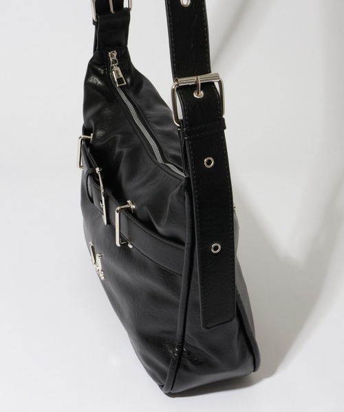 MUCENT（ムセント）の「【MUCENT/ムセント】MONIC METAL LOGO FRONT BELTED LEATHER SHOULDER BAG UNISEX/モニック メタルロゴ フロント ベルテッド レザー ショルダーバッグ ユニセックス（ショルダーバッグ・レディース・ブラック・FREE）」の10枚目の写真