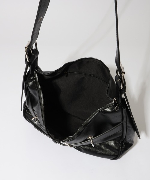 MUCENT（ムセント）の「【MUCENT/ムセント】MONIC METAL LOGO FRONT BELTED LEATHER SHOULDER BAG UNISEX/モニック メタルロゴ フロント ベルテッド レザー ショルダーバッグ ユニセックス（ショルダーバッグ・レディース・ブラック・FREE）」の11枚目の写真