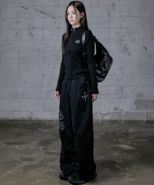 MUCENT（ムセント）の「【MUCENT/ムセント】MONIC METAL LOGO FRONT BELTED LEATHER SHOULDER BAG UNISEX/モニック メタルロゴ フロント ベルテッド レザー ショルダーバッグ ユニセックス（ショルダーバッグ・レディース・ブラック・FREE）」の3枚目の写真