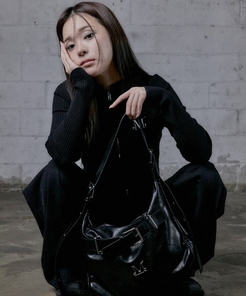 MUCENT（ムセント）の「【MUCENT/ムセント】MONIC METAL LOGO FRONT BELTED LEATHER SHOULDER BAG UNISEX/モニック メタルロゴ フロント ベルテッド レザー ショルダーバッグ ユニセックス（ショルダーバッグ・レディース・ブラック・FREE）」の2枚目の写真