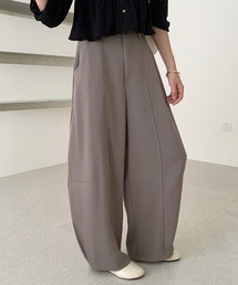 カーブがつくる立体フォルム センターシームバレルレッグパンツ スラックス パンツ ワイドパンツ バレルレッグパンツ カーブシルエット カーブパンツ バレルレッグ カーブスラックス オフィス オフィスカジュアル