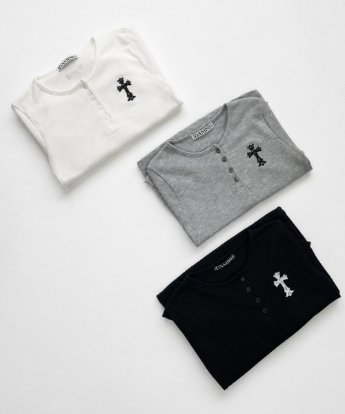 DAMISH(ダミシュ)の「クロス刺繍ワッフルヘンリーネック_ブラック(Tシャツ/カットソー・レディース・ブラック・OS)」の4枚目の写真
