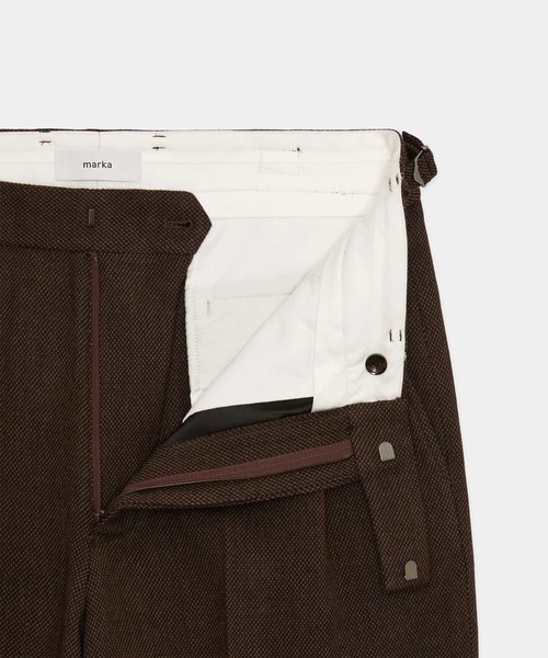 markaware（マーカウェア）の「【marka】SINGLE PLEAT WIDE TROUSERS（スラックス・メンズ・ダークグレー/ブラウン・1/2）」の3枚目の写真