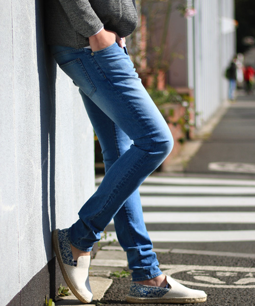 ESSENTIAL GARMENT MEN'S BIGI（エッセンシャルガーメントメンズビギ）の「【LIMITED ITEM】追加生産決定！ストレッチ スキニーデニム / 究極の一本（チノパンツ・メンズ・ライトブルー/ブラック/グレー/ブルー・S/M/L）」の4枚目の写真