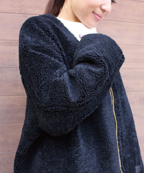 Emma Taylor（エマテイラー）の「ノーカラーVネックボアロングコート  