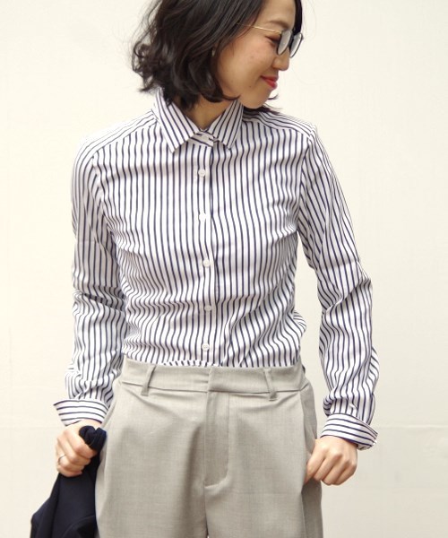 NARACAMICIE(ナラカミーチェ)の「スーパーストレッチストライプ長袖シャツ(シャツ/ブラウス・レディース・ネイビー/グレー・SMALL/LARGE/MEDIUM)」の1枚目の写真