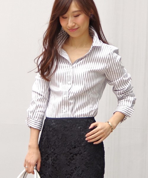 NARACAMICIE(ナラカミーチェ)の「スーパーストレッチストライプ長袖シャツ(シャツ/ブラウス・レディース・ネイビー/グレー・SMALL/LARGE/MEDIUM)」の2枚目の写真