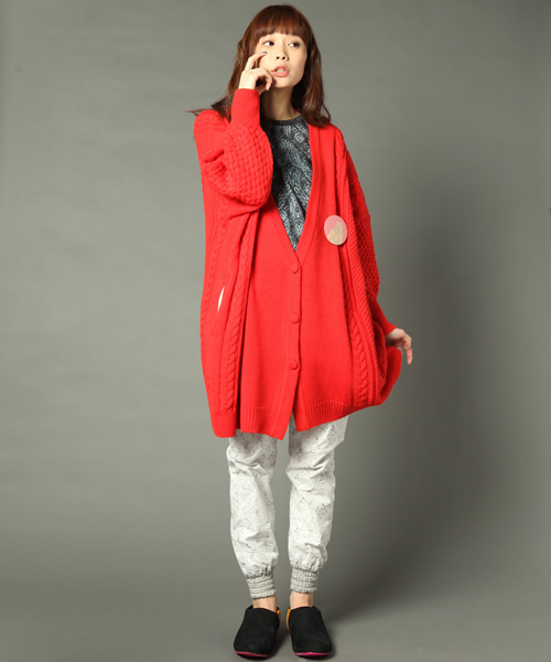 STORAMA（ストラマ）の「【STORAMA】大ぶりなニットのコート（カーディガン/ボレロ・レディース・グレー/レッド/ブラウン/ブルー・MEDIUM/SMALL）」の4枚目の写真
