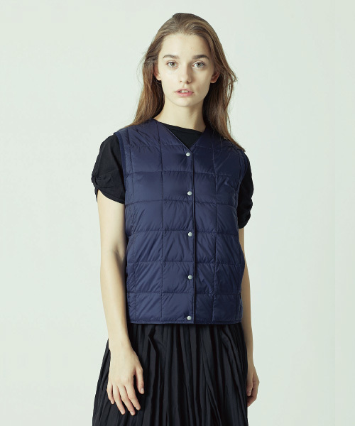 TAION（タイオン）の「【TAION】タイオン V NECK BUTTON DOWN VEST (WOMENS)（ダウンベスト・レディース・ブラック/ベージュ/グリーン/ネイビー/カーキ/ピンク/グレー/オフホワイト/ブルー/パープル/レッド/オレンジ・SMALL/MEDIUM/LARGE）」の7枚目の写真