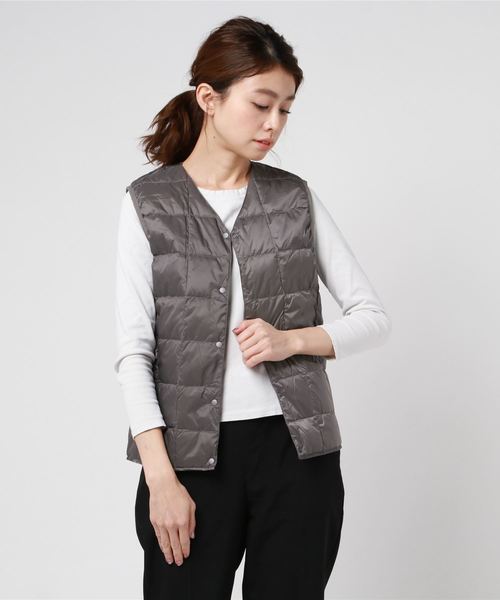 TAION（タイオン）の「【TAION】タイオン V NECK BUTTON DOWN VEST (WOMENS)（ダウンベスト・レディース・ブラック/ベージュ/グリーン/ネイビー/カーキ/ピンク/グレー/オフホワイト/ブルー/パープル/レッド/オレンジ・SMALL/MEDIUM/LARGE）」の3枚目の写真