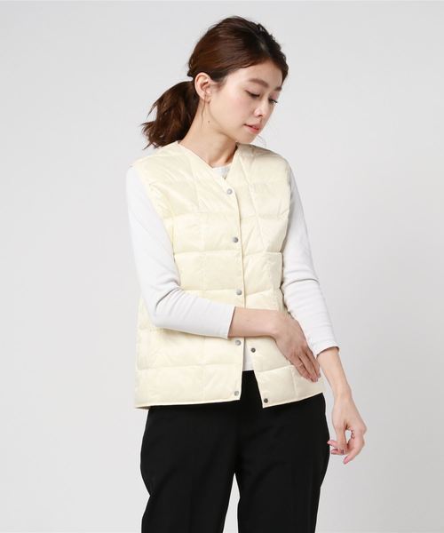TAION（タイオン）の「【TAION】タイオン V NECK BUTTON DOWN VEST (WOMENS)（ダウンベスト・レディース・ブラック/ベージュ/グリーン/ネイビー/カーキ/ピンク/グレー/オフホワイト/ブルー/パープル/レッド/オレンジ・SMALL/MEDIUM/LARGE）」の2枚目の写真