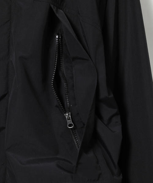 MEI（メイ）の「【GO OUT3月号掲載】MEI（メイ）別注マウンテンパーカー（マウンテンパーカー・メンズ・ブラック/レッド・LARGE/X-LARGE/SMALL/MEDIUM）」の6枚目の写真