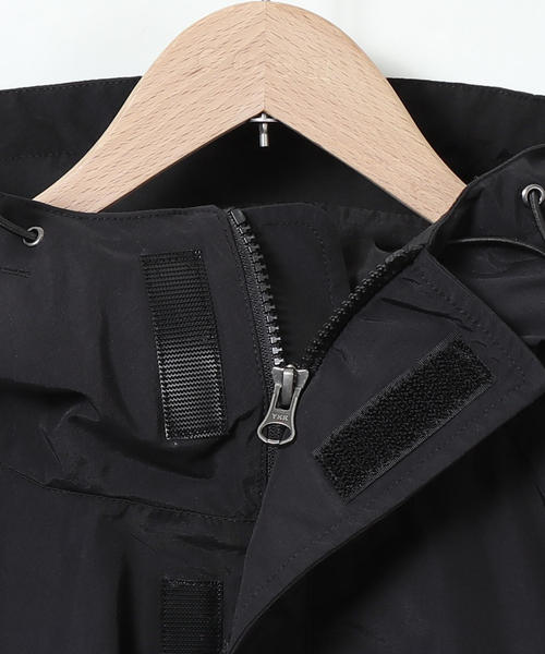 MEI（メイ）の「【GO OUT3月号掲載】MEI（メイ）別注マウンテンパーカー（マウンテンパーカー・メンズ・ブラック/レッド・LARGE/X-LARGE/SMALL/MEDIUM）」の7枚目の写真