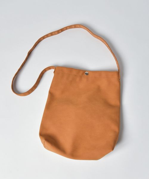 SHIPS JET BLUE(シップスジェットブルー)の「SHIPS JET BLUE: フェイクスエード ショルダーバッグ (ショルダーバッグ・メンズ・ライトグレー/ブラック/ネイビー/ブラウン/オレンジ/グリーン・ONE SIZE)」の4枚目の写真