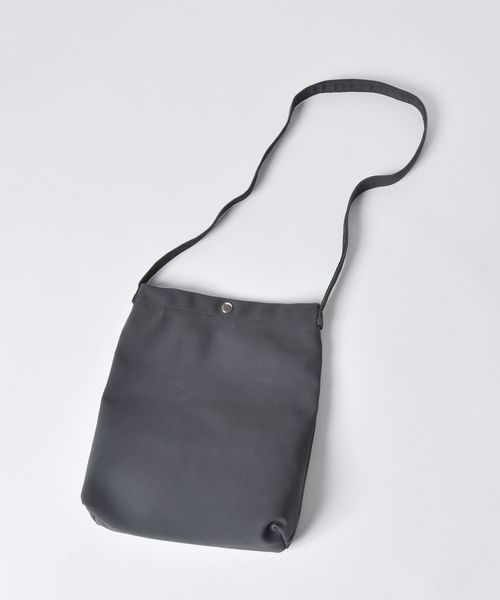 SHIPS JET BLUE(シップスジェットブルー)の「SHIPS JET BLUE: フェイクスエード ショルダーバッグ (ショルダーバッグ・メンズ・ライトグレー/ブラック/ネイビー/ブラウン/オレンジ/グリーン・ONE SIZE)」の2枚目の写真