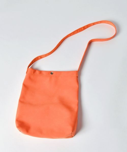 SHIPS JET BLUE(シップスジェットブルー)の「SHIPS JET BLUE: フェイクスエード ショルダーバッグ (ショルダーバッグ・メンズ・ライトグレー/ブラック/ネイビー/ブラウン/オレンジ/グリーン・ONE SIZE)」の13枚目の写真