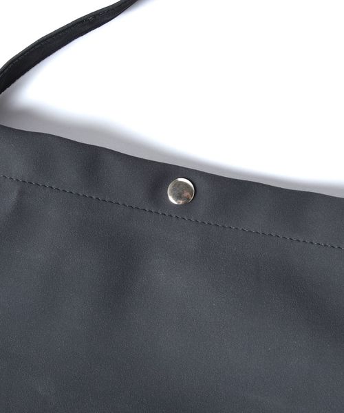 SHIPS JET BLUE(シップスジェットブルー)の「SHIPS JET BLUE: フェイクスエード ショルダーバッグ (ショルダーバッグ・メンズ・ライトグレー/ブラック/ネイビー/ブラウン/オレンジ/グリーン・ONE SIZE)」の14枚目の写真