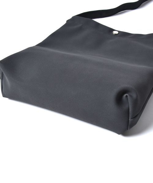 SHIPS JET BLUE(シップスジェットブルー)の「SHIPS JET BLUE: フェイクスエード ショルダーバッグ (ショルダーバッグ・メンズ・ライトグレー/ブラック/ネイビー/ブラウン/オレンジ/グリーン・ONE SIZE)」の16枚目の写真